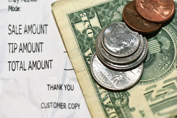 商店收据和现金找零关闭图片下载