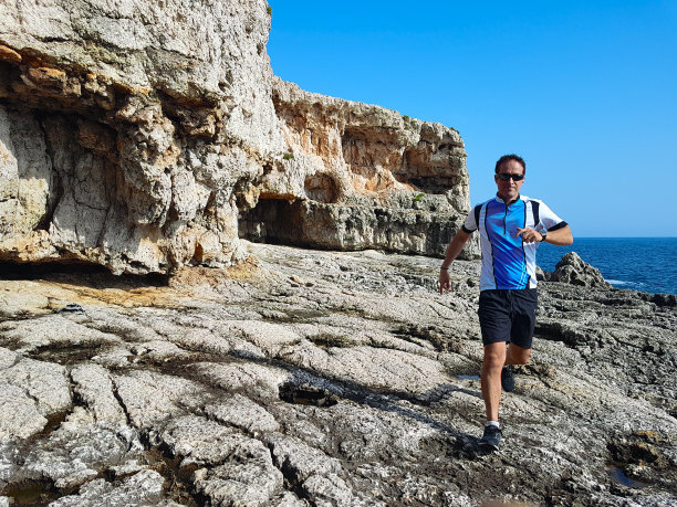 在岩石上奔跑图片下载