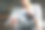 年轻女子焚烧前男友照片卡的剪影图片下载