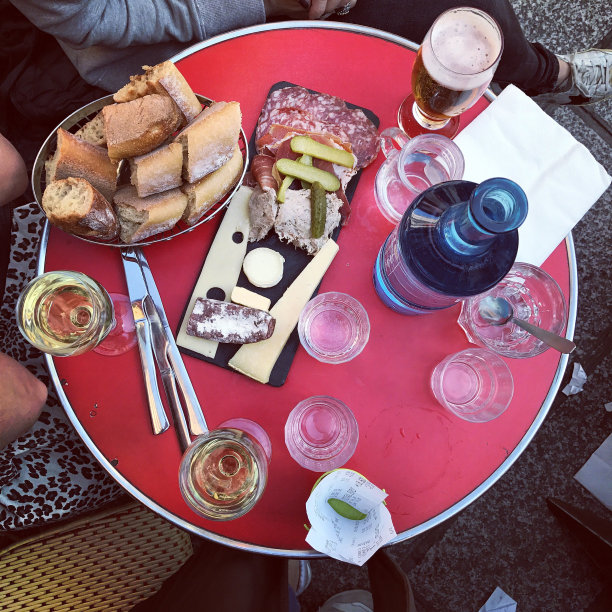 开胃酒在巴黎图片下载