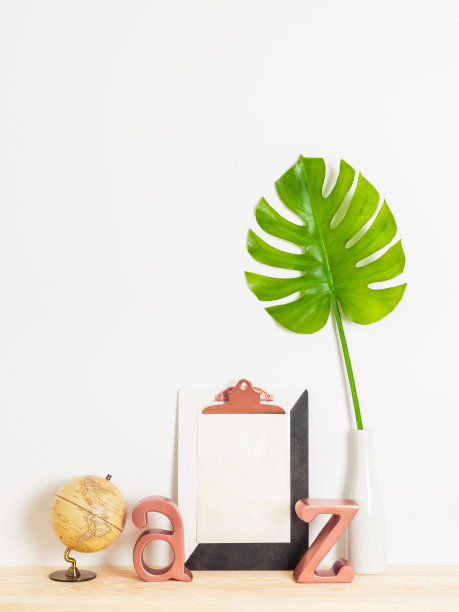 在剪贴板上放一张空白纸的现代家庭装饰图片下载