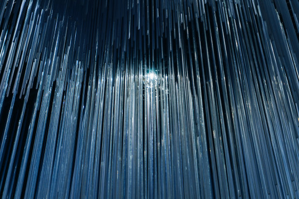 不同寻常的现代设计师的天花板，长长的管子垂下来，照亮了一个房间图片下载