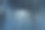不同寻常的现代设计师的天花板，长长的管子垂下来，照亮了一个房间图片下载