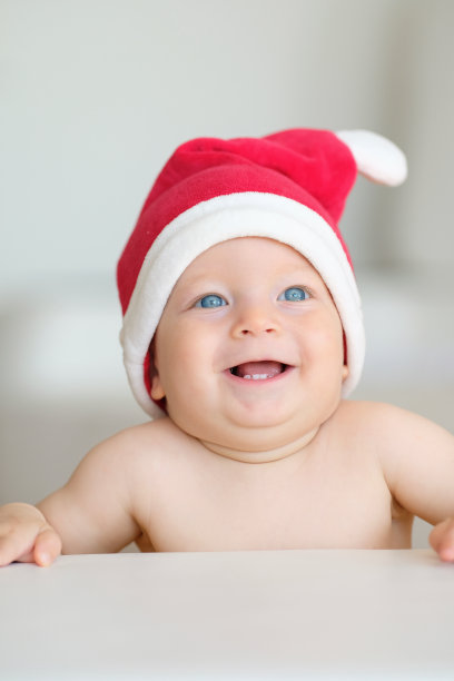 婴儿圣诞肖像在圣诞老人的帽子图片下载