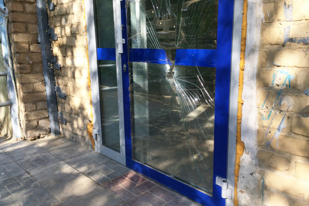 银行的玻璃门被打碎了。图片下载