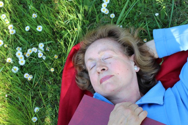 成熟女人睡在公园里图片下载