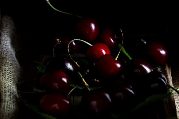 木盘上的红黑樱桃，特写图片下载