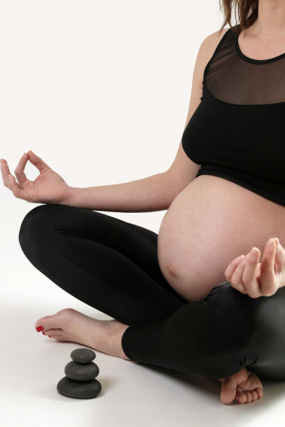 练习瑜伽或冥想的孕妇图片下载