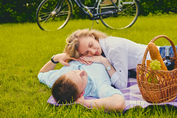 一对夫妇在夏天的公园野餐。图片下载