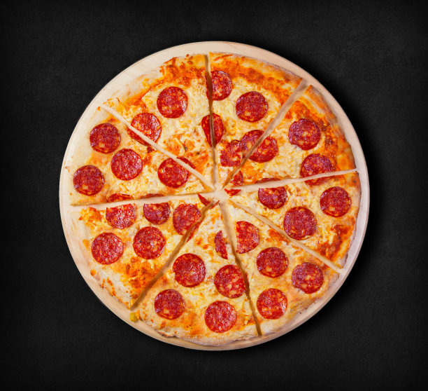 黑色背景下的意大利辣香肠披萨。这张照片非常适合你设计你的餐厅菜单。访问我的页面。你可以在你的咖啡馆或餐厅找到每一个卖披萨的图像图片下载
