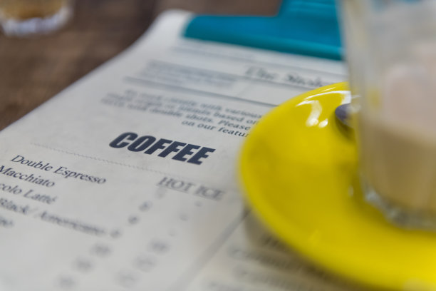 菜单卡有不同的咖啡选择。图片下载