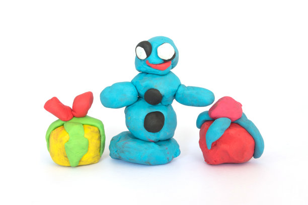 在白色背景上玩圣诞老人的橡皮泥雕塑图片下载