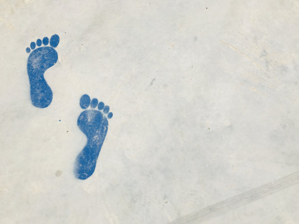 水泥背景上的脚印图片下载