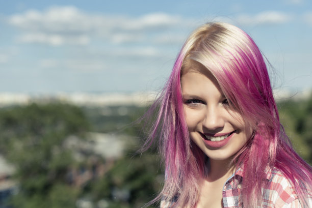 粉红色头发的漂亮女孩图片下载