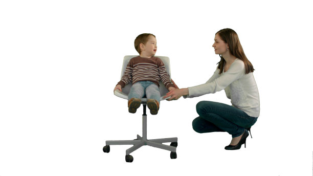 母亲和男孩玩游戏在白色背景孤立图片下载