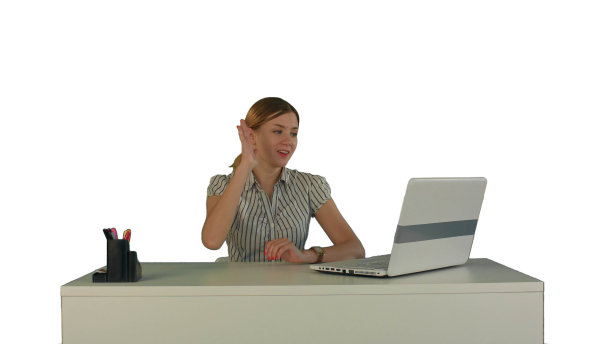 一个女人正在用笔记本电脑工作，白色背景是隔离的图片下载