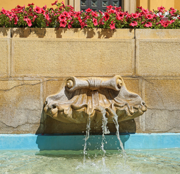 一座古老建筑墙上的石头喷泉图片下载