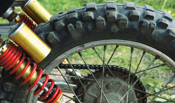 后轮摩托车试车及耐力试验。安装在带有辐条的齿轮和链条上图片下载