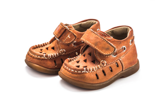 孩子们的鞋子在白色背景上被隔离图片下载