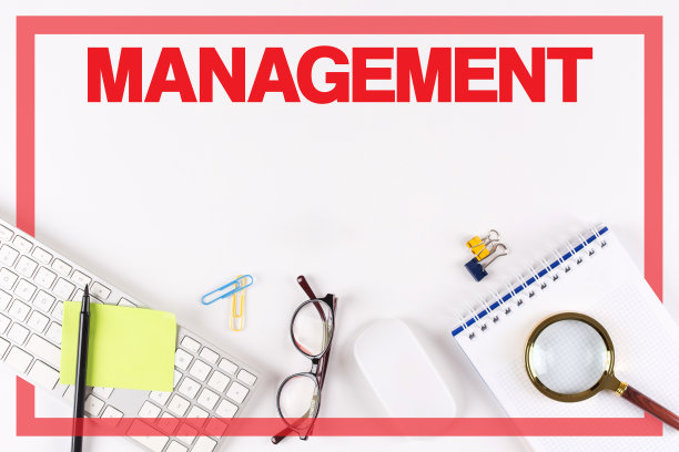 高角度的各种办公用品在书桌上与一个字管理图片下载