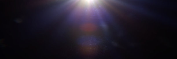 蓝色和紫色居中，主要在屏幕外镜头光晕覆盖纹理与散景效果与黑色背景横幅图片下载