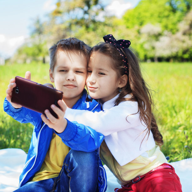 小孩子会自拍。广场。童年、家庭、友谊、生活方式的概念。图片下载