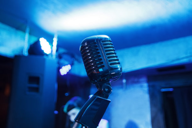 舞台上的复古麦克风图片下载