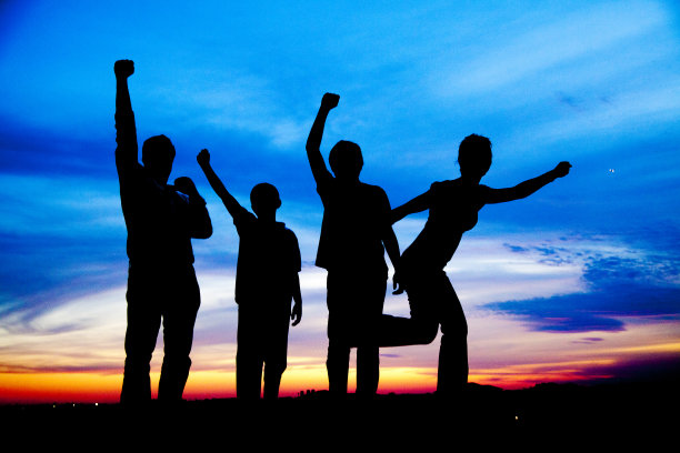 夕阳下的家庭剪影图片下载