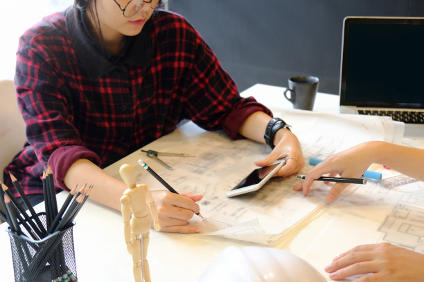 建筑女性工作蓝图和会议为一个工作计划的剪影照片。图片下载