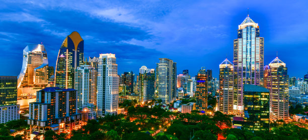 曼谷市中心的商业现代建筑图片下载