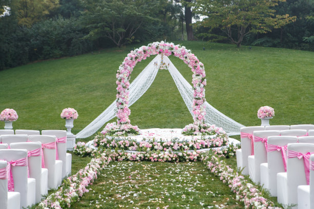 绿色草坪上的鲜花装饰和婚礼仪式图片下载