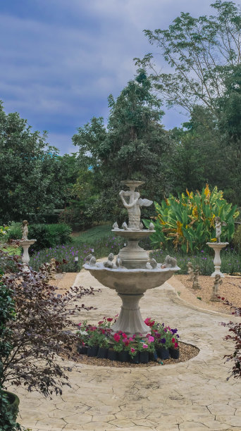 小广场上古老的欧洲喷泉图片下载