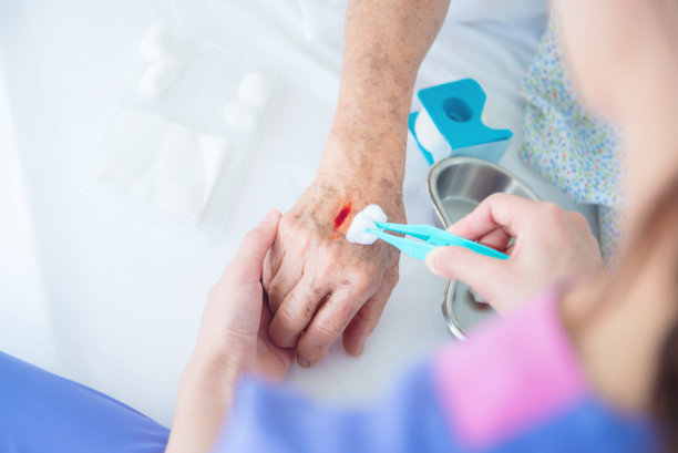 护士用手为病人包扎伤口图片下载