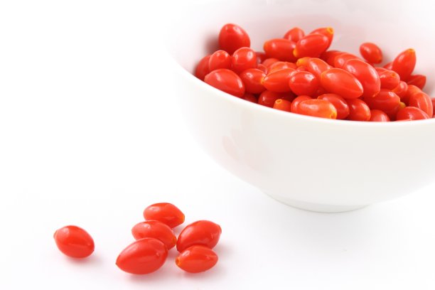 新鲜枸杞在一个白色的碗孤立在白色的背景图片下载