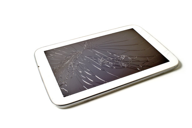 平板电脑屏幕裂纹白色背景图片下载