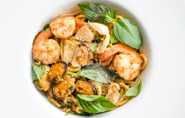 香辣海鲜意大利面，干辣椒和罗勒酱配鲜虾鱿鱼和贻贝，香辣海鲜意大利面图片下载