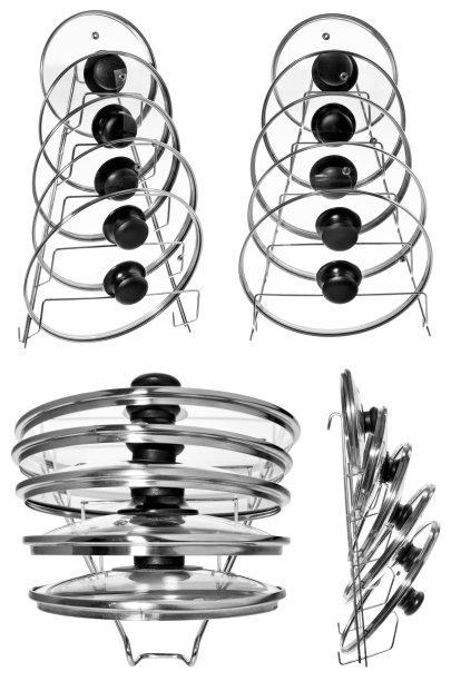 有玻璃盖子的厨房衣架，用来煮锅。衣架适用于挂在橱柜，厨房栏杆上。图片下载