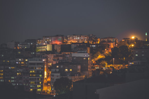 伊兹密尔市科纳克地区夜间建筑物的鸟瞰图图片下载