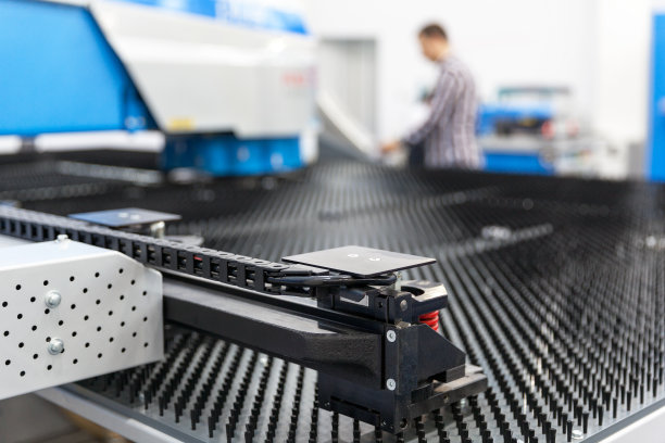 在可编程数控机床工作的人图片下载