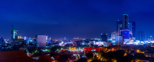 鸟瞰图的城市景观在夜晚与充满活力的灯光在全景素材图片
