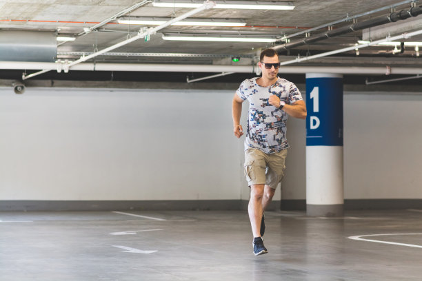 跑步跳高图片下载