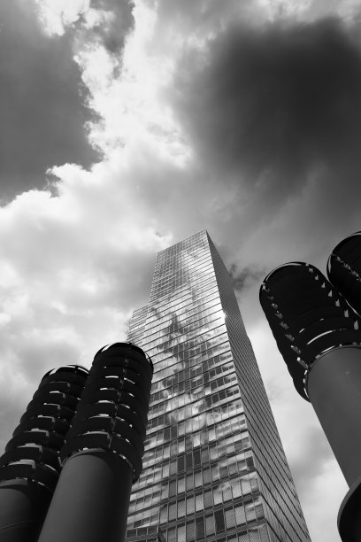 前面有通风塔的摩天大楼，德国科隆图片下载