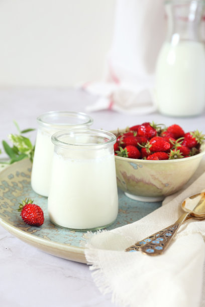 新鲜酸奶、牛奶和野草莓图片下载