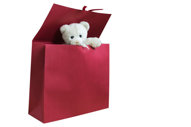 现在的女孩。泰迪熊是在礼盒孤立的白色背景。图片下载