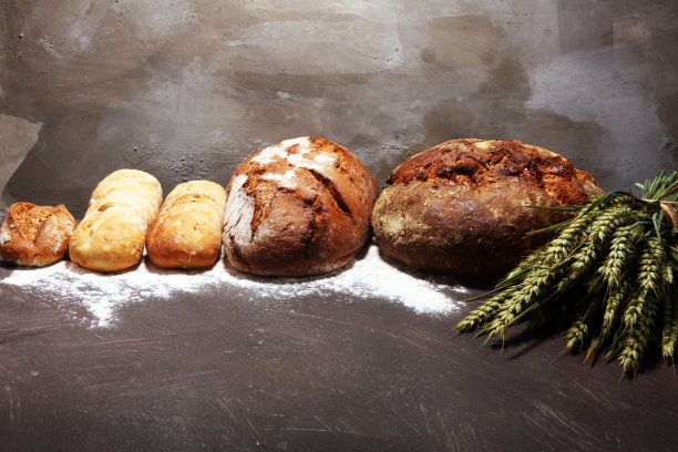 从上面可以看到不同种类的面包和面包卷。厨房或面包店图片下载