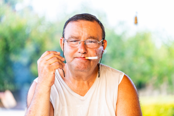 大自然中的长者图片下载