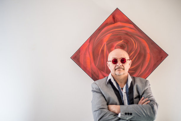 老人站在他的画前的肖像图片下载