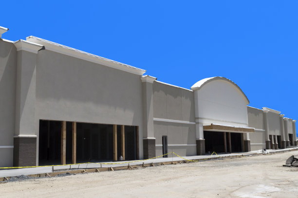 一条新建的狭长商业街正在建设中。图片下载