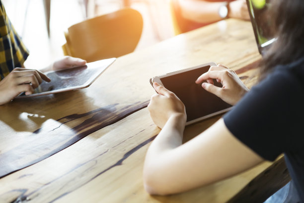 商业和技术概念。人们用平板电脑和手机在线工作的特写。无线网络连接和通信。图片用于添加文字信息。设计艺术作品的背景。图片下载
