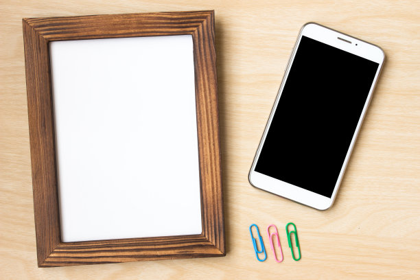 触摸屏智能手机与黑屏和空白框架在桌子上/可以用于你的文本或艺术品/俯视图图片下载